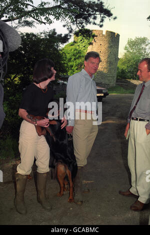 HYTHE: L'EX MINISTRO DELLA TORY ALAN CLARK CON SUA MOGLIE JANE A CASA LORO, SALTWOOD CASTLE, HYTHE, KENT. Foto Stock