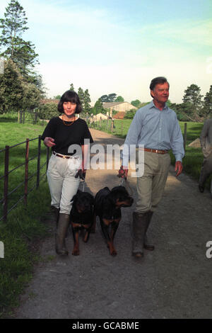 HYTHE: L'EX MINISTRO DELLA TORY ALAN CLARK CON SUA MOGLIE JANE A CASA LORO, SALTWOOD CASTLE, HYTHE, KENT. Foto Stock