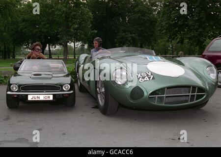 STUDENTE GAVIN MCKAY MCNICOLL, 22, IN UNA ASTON MARTIN JUNIOR 1989 CON DANIEL SIBLEY, 13, IN UNA ASTON MARTIN DBR2 DA 1957/58 4.2 LITRI, FORMALMENTE GUIDATA DA STIRLING MOSS, ALLA GIORNATA DI PREVIEW PER LA VENDITA DI VETTURE CLASSICHE BROOKS AL GOODWOOD'S FESTIVAL OF SPEED. Foto Stock