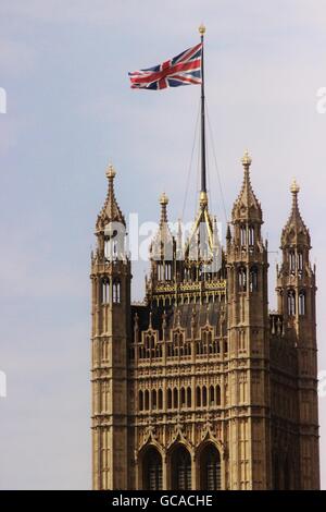 Bandiera inglese battenti alto sopra il Victoria torre presso il Palazzo di Westminster a Londra Inghilterra. Foto Stock