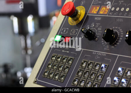 Lavorazione CNC centro con il pannello di comando sul primo piano. Foto Stock