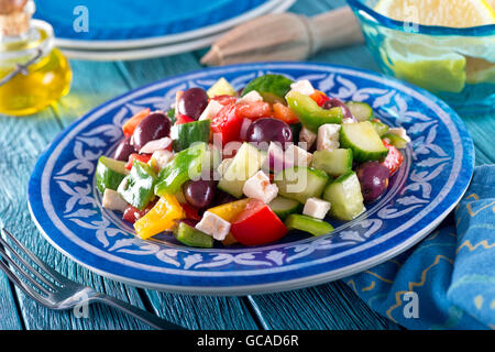 Una deliziosa insalata greca con il formaggio feta e olive kalamata, cetrioli, peperoni, cipolla e pomodoro. Foto Stock