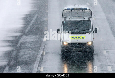 I conducenti devono affrontare condizioni difficili sulla M20 vicino a Folkestone in Kent, mentre la prevista caduta di neve arriva in tutte le parti orientali del Regno Unito. Foto Stock