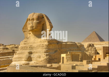La Grande Sfinge di Giza con la grande piramide di Kufu in background. Giza, Egitto Foto Stock