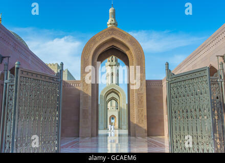 Ingresso principale del Sultano Qaboos grande moschea di Muscat, Sultanato di Oman Foto Stock