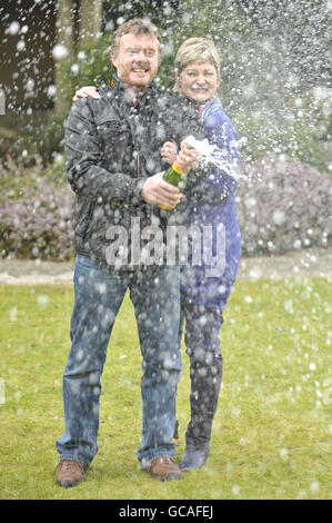 Nigel Page, 43, e il suo partner Justine Laycock, 41, che hanno vinto il più grande premio della lotteria britannica di 56 milioni di euro, e che vivono vicino a Cirencester, nel Gloucestershire, ad una fotocall a Bath, Somerset. Foto Stock