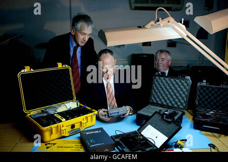 Il Ministro della giustizia Dermot Ahern visite UCD centro sulla criminalità informatica Foto Stock