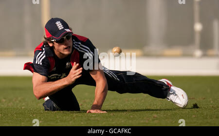 Cricket - sessione dei Nets dell'Inghilterra - Dubai Sports City. I campi di Alastair Cook in Inghilterra durante la sessione di reti alla Dubai Sports City a Dubai, Emirati Arabi Uniti. Foto Stock