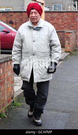 Sikh Rajinder Singh, 78 anni, cammina vicino alla sua casa a Wellingborough, dopo aver spiegato perché sostiene il British National Party. Foto Stock