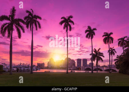 WEST PALM BEACH SKYLINE DAL LAGO PARK PALM BEACH FLORIDA USA Foto Stock