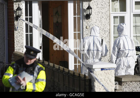 Gardai sulla scena dopo che un uomo di 21 anni è stato ucciso in Fortlawn Park a Blanchardstown, a ovest di Dublino. Foto Stock