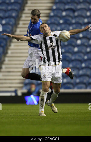 David Weir di Rangers (a sinistra) e la battaglia di Michael Higdon di St Mirren per la sfera Foto Stock