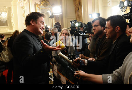 Quentin Tarantino (a sinistra) arriva al Critics Circle Awards che si tiene al Landmark Hotel di Londra. Foto Stock