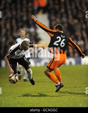 Calcio - UEFA Europa League - Round of 32 - prima tappa - Fulham / Shakhtar Donetsk - Craven Cottage. Damien Duff di Fulham (a sinistra) e Razvan Rat di Shakhtar Donetsk combattono per la palla Foto Stock
