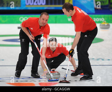 La Gran Bretagna Euan Byers (a sinistra), David Murdoch (al centro) e Pete Smith (a destra) in azione nel Men's Curling contro la Svizzera durante le Olimpiadi invernali del 2010 al Vancouver Olympic Centre, Vancouver, Canada. Foto Stock