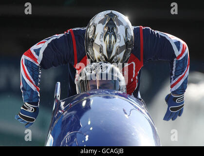 Il team Two Man Bobsleigh della Gran Bretagna con il pilota John Jackson (davanti) e il brakeman Dan Money durante una corsa di allenamento sulla pista di Bobsleigh al Whistler Sliding Center, Whistler, Canada. Foto Stock