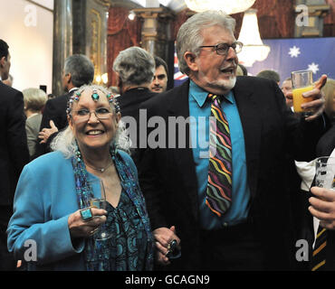 Rolf Harris e la moglie ALWEN Hughes presenziano al Centenario della rappresentanza diplomatica australiana, presso l'Australia House, a Londra. Foto Stock