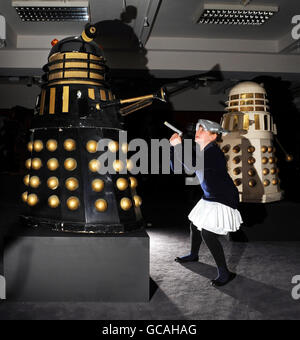 Sophie Sheaf, 12 anni, suona con due 1988 Imperial Daleks presso le sale d'asta Bonhams a Knightsbridge, Londra, in vista di una vendita di costumi, oggetti di scena e mostri della serie televisiva Doctor Who. Foto Stock