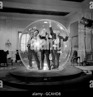 Attori (l-r) Laurence Harvey, Eric Portman e Lionel Jeffries, nel Duomo, utilizzati nelle scene di "The Spy with a Cold Nose" presso Shepperton Studios. Foto Stock