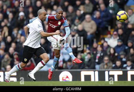 Calcio - Barclays Premier League - Aston Villa / Burnley - Villa Park. Ashley Young di Aston Villa (a destra) ha un colpo sul traguardo Foto Stock