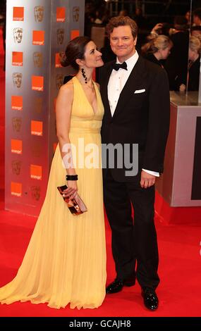 Colin Firth con la moglie Livia Giuggioli in arrivo per gli Orange British Academy Film Awards, alla Royal Opera House di Londra. Foto Stock