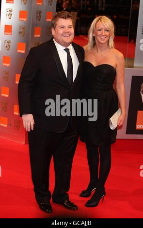 James Corden e Julia Carey arrivano per gli Orange British Academy Film Awards, alla Royal Opera House di Londra. Foto Stock
