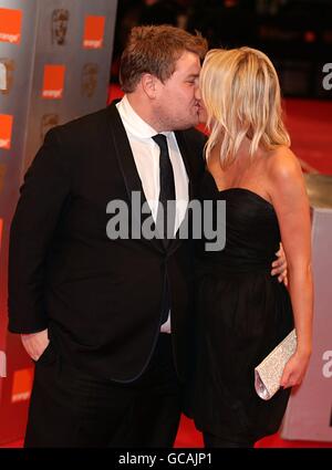 James Corden e Julia Carey arrivano per gli Orange British Academy Film Awards, alla Royal Opera House di Londra. Foto Stock
