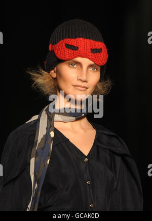 Un modello sulla pista durante lo spettacolo Vivienne Westwood per la London Fashion Week, nel centro di Londra. Foto Stock