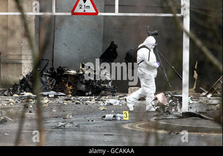 Esperti di polizia forense sul luogo di un attacco di auto-bomba al di fuori del tribunale di Newry a Co Down, Irlanda del Nord. Foto Stock