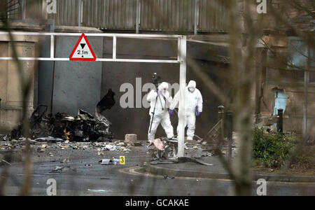 Esperti di polizia forense sul luogo di un attacco di auto-bomba al di fuori del tribunale di Newry a Co Down, Irlanda del Nord. Foto Stock