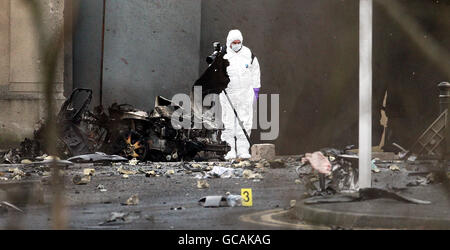 Esperti di polizia forense sul luogo di un attacco di auto-bomba al di fuori del tribunale di Newry a Co Down, Irlanda del Nord. Foto Stock