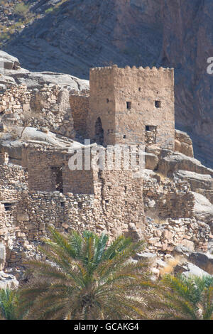 Villaggio abbandonato le rovine di Riwaygh come-Safil sulla strada tra Al Hambra e Jebel Shams, Sultanato di Oman Foto Stock