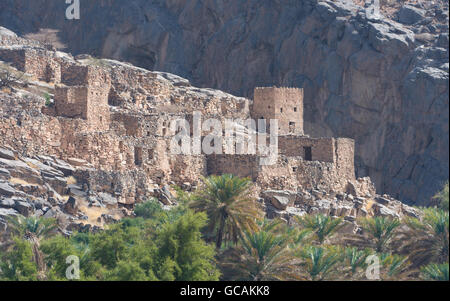 Villaggio abbandonato le rovine di Riwaygh come-Safil sulla strada tra Al Hambra e Jebel Shams, Sultanato di Oman Foto Stock