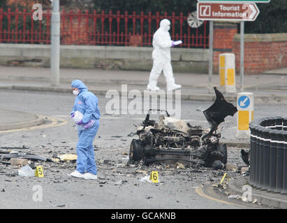 Esperti di polizia forense sul luogo di un attacco di auto-bomba al di fuori del tribunale di Newry a Co Down, Irlanda del Nord. Foto Stock