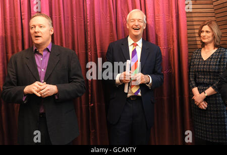 La moglie del primo ministro Sarah Brown e il presentatore di notizie Jon Snow ascoltano Rory Bremner (a sinistra) impersonare il primo ministro Gordon Brown durante la riapertura del New Horizon Youth Center nel nord di Londra. Foto Stock