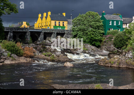 Il villaggio di Sneem sulla penisola di Iveragh nella Contea di Kerry in Repubblica di Irlanda. Foto Stock