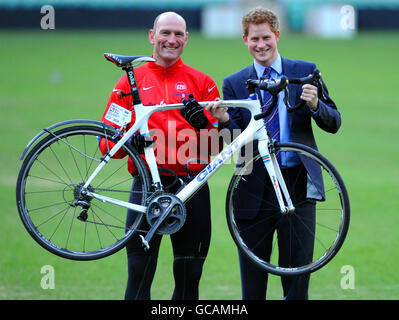 Il Principe Harry con l'ex rugby inglese Lawrence Dallaglio (a sinistra) dopo che il rugby ha completato la tappa Parigi-Londra del Dallaglio Cycle Slam a Twickenham Rugby Staduim, Middlesex. Foto Stock