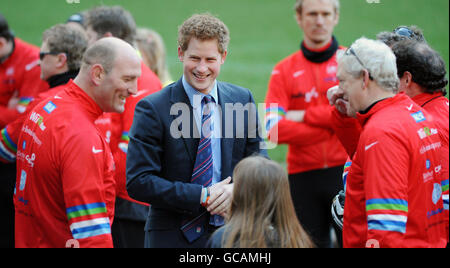 Il Principe Harry con l'ex giocatore di rugby inglese Lawrence Dallaglio (a sinistra) e i ciclisti di beneficenza dopo aver completato la tappa Parigi-Londra del ciclo Dallaglio a Twickenham Rugby Staduim, Middlesex. Foto Stock