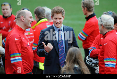 Il Principe Harry con l'ex giocatore di rugby inglese Lawrence Dallaglio (a sinistra) e i ciclisti di beneficenza dopo aver completato la tappa Parigi-Londra del ciclo Dallaglio a Twickenham Rugby Staduim, Middlesex. Foto Stock