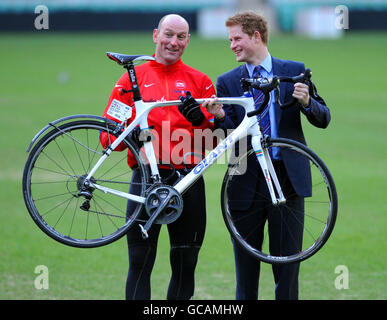 Il Principe Harry con l'ex rugby inglese Lawrence Dallaglio (a sinistra) dopo che il rugby ha completato la tappa Parigi-Londra del Dallaglio Cycle Slam a Twickenham Rugby Staduim, Middlesex. Foto Stock