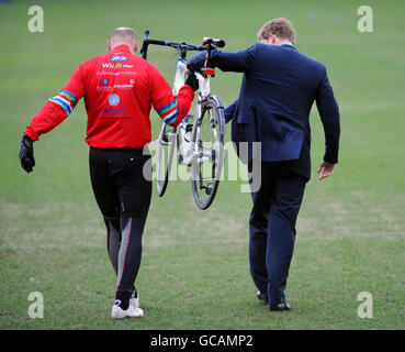 Il Principe Harry con l'ex rugby inglese Lawrence Dallaglio (a sinistra) dopo che il rugby ha completato la tappa Parigi-Londra del Dallaglio Cycle Slam a Twickenham Rugby Staduim, Middlesex. Foto Stock