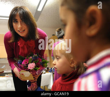 Samantha Cameron visite San Quintin Centro: Samantha Cameron, moglie del leader conservatore David Cameron, incontra i bambini a San Quintin Center, un giorno centro locale per bambini disabili nella zona ovest di Londra oggi. Lo stato dell'arte edificio sarà utilizzato dalla comunità locale e di genitori e bambini ed è stata ufficialmente aperta oggi. Foto Stock