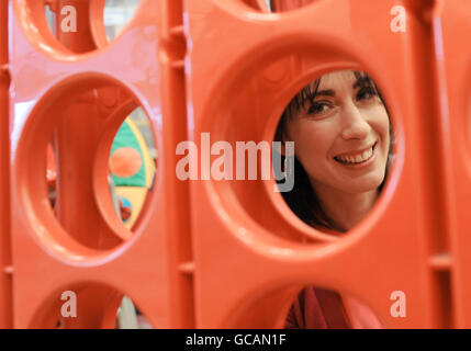 Samantha Cameron, moglie del leader conservatore David Cameron, gioca a Connect 4 con uno dei bambini al St Quintin Center, un centro diurno per i bambini disabili locali nella zona ovest di Londra oggi. L'edificio all'avanguardia sarà utilizzato dalla comunità locale, dai genitori e dai bambini ed è stato inaugurato ufficialmente oggi. Foto Stock