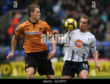 Calcio - Barclays Premier League - Bolton Wanderers / Wolverhampton Wanderers - Reebok Stadium. Kevin Davies di Bolton Wanderers (a destra) e Christophe Berra di Wolverhampton Wanderers (a sinistra) lottano per la palla. Foto Stock