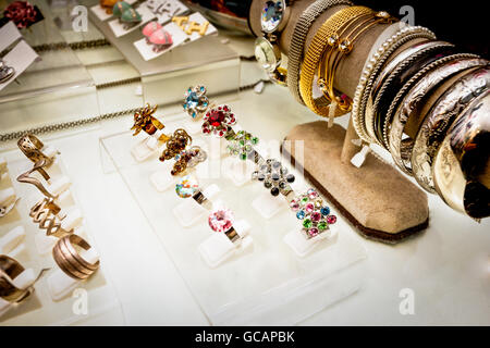 Dettaglio dei braccialetti, anelli e orecchini che sono presentati alla vendita Foto Stock