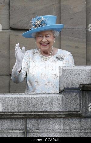 Queen Elizabeth II appare sul balcone di Dundee City Chambers il sesto giorno della sua visita in Scozia. Foto Stock