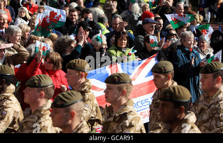 Le folle accolgono le prime guardie gallesi del Battaglione quando arrivano al Castello di Cardiff per concludere la loro parata di ritorno attraverso la città dopo aver completato un tour di sei mesi dell'Afghanistan. Foto Stock