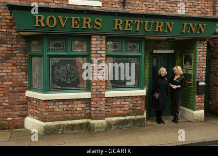 La Duchessa di Cornovaglia accompagnata dall'attrice Beverley Callard fuori dal Rovers ritorno durante la sua visita al set di Coronation Street a Manchester. Foto Stock