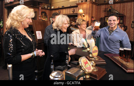 La duchessa di Cornovaglia visite Coronation Street - Manchester Foto Stock