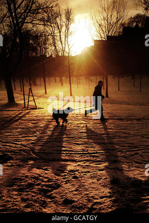 Kelvingrove Park a Glasgow dopo una notte di nevicate fresche. Foto Stock